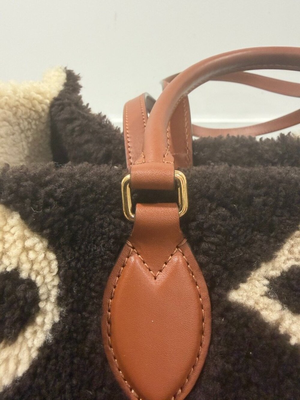 Louis Vuitton OnTheGo GM Shearling Teddy Limited Edition Tote Bag (JB1438) - Picture 7 of 15